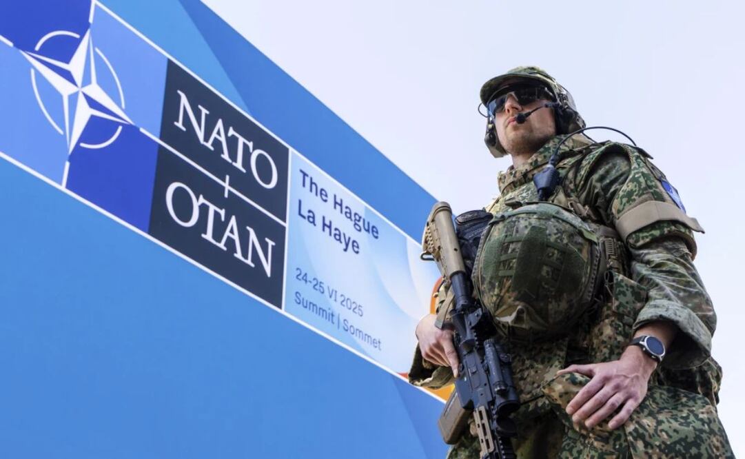 Un militar patrulla las inmediaciones del lugar donde se celebrará la cumbre de la OTAN, en La Haya, Holanda, el 23 de junio de 2025. Foto. AP/Archivo