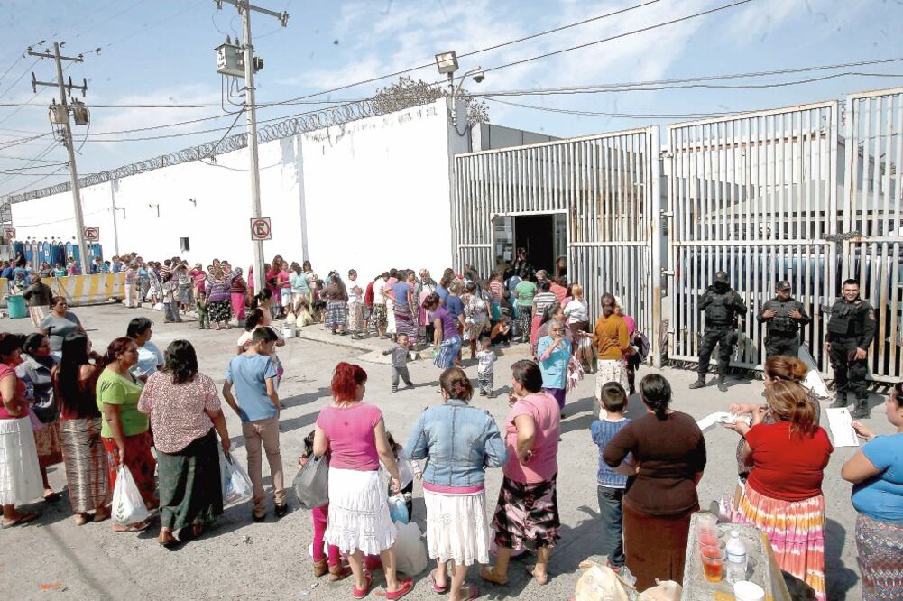 Desde la mañana, familiares de los reos hicieron fila para entrar al penal, como protocolo de seguridad (ESPECIAL)