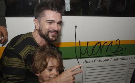 Juanes estampa su firma en el metro de Medellín