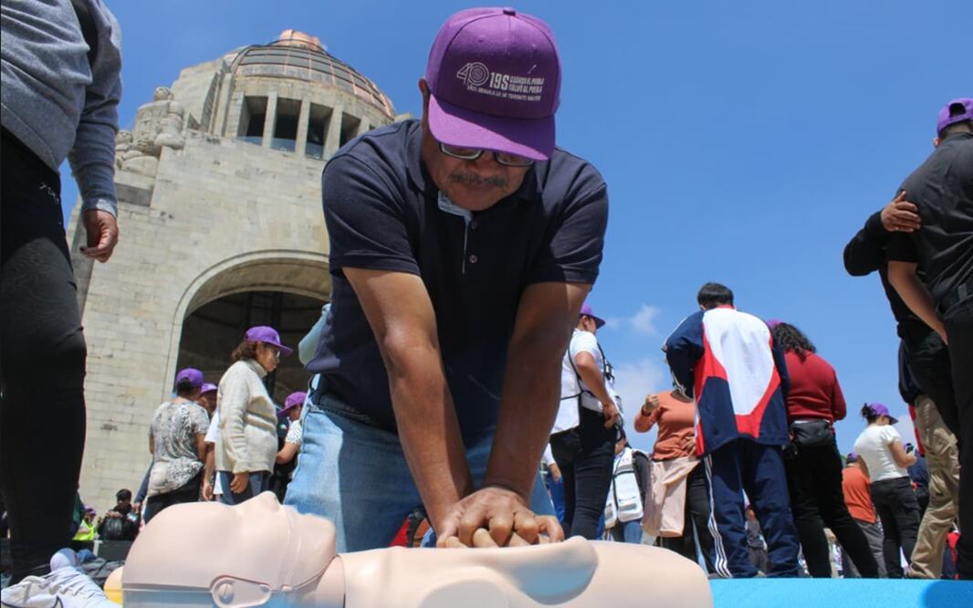 Autoridades capitalinas y cuerpos de emergencia instruyeron a 2 mil 500 personas en primeros auxilios y RCP, con maniquíes e instructores, en el Monumento a la Revolución en la Ciudad de México, el 18 de septiembre de 2025. Foto: Darío Luna/EL UNIVERSAL