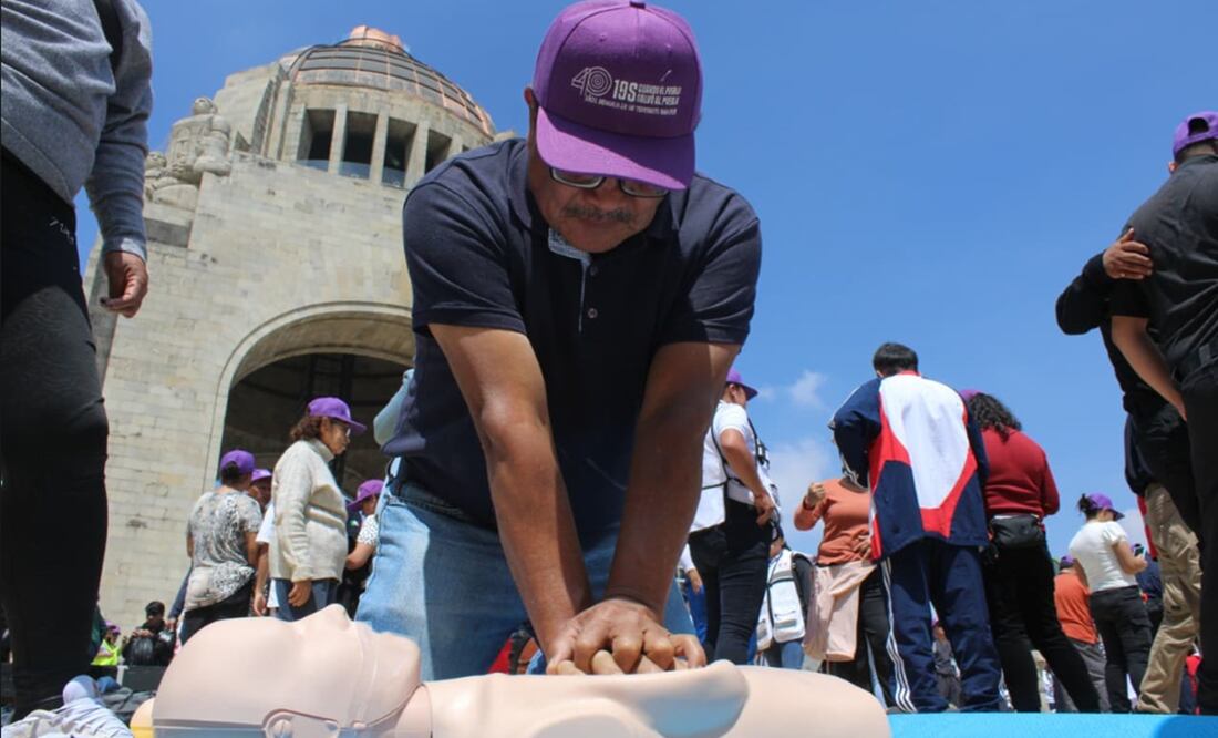 Autoridades capitalinas y cuerpos de emergencia instruyeron a 2 mil 500 personas en primeros auxilios y RCP, con maniquíes e instructores, en el Monumento a la Revolución en la Ciudad de México, el 18 de septiembre de 2025. Foto: Darío Luna/EL UNIVERSAL