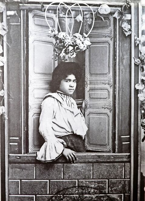 Una joven oaxaqueña, de 18 años de edad, registrada en un burdel de segunda clase. La histórica fotografía forma parte del Registro del Archivo Histórico Municipal de Oaxaca ()