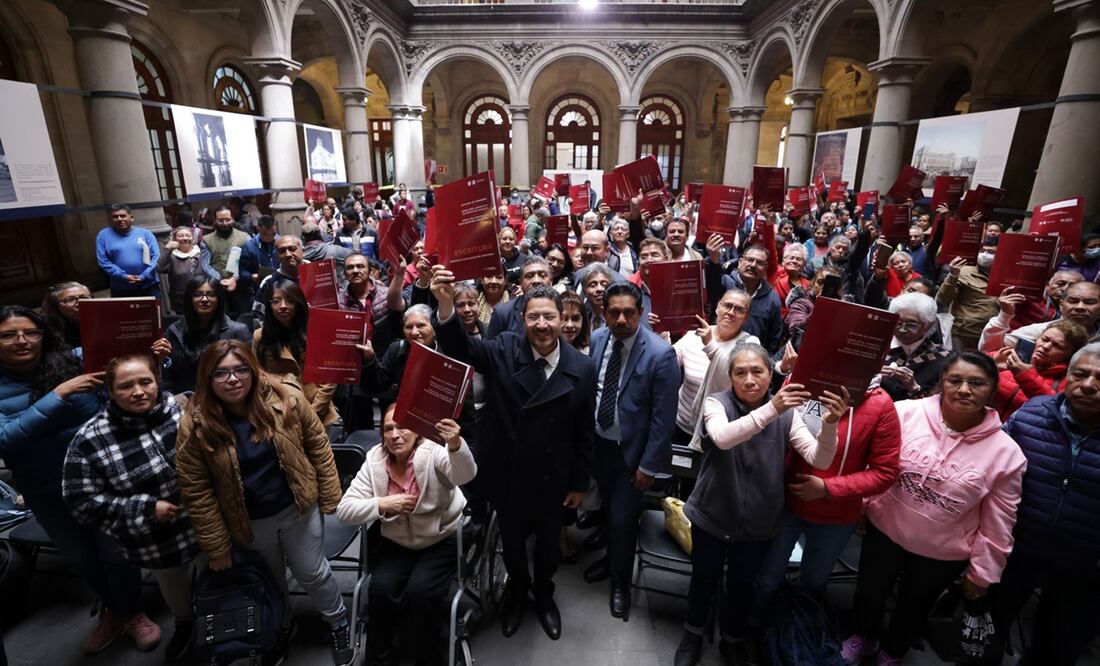 El jefe de Gobierno de la Ciudad de México, Martí Batres, entrega escrituras. Foto: @martibatres