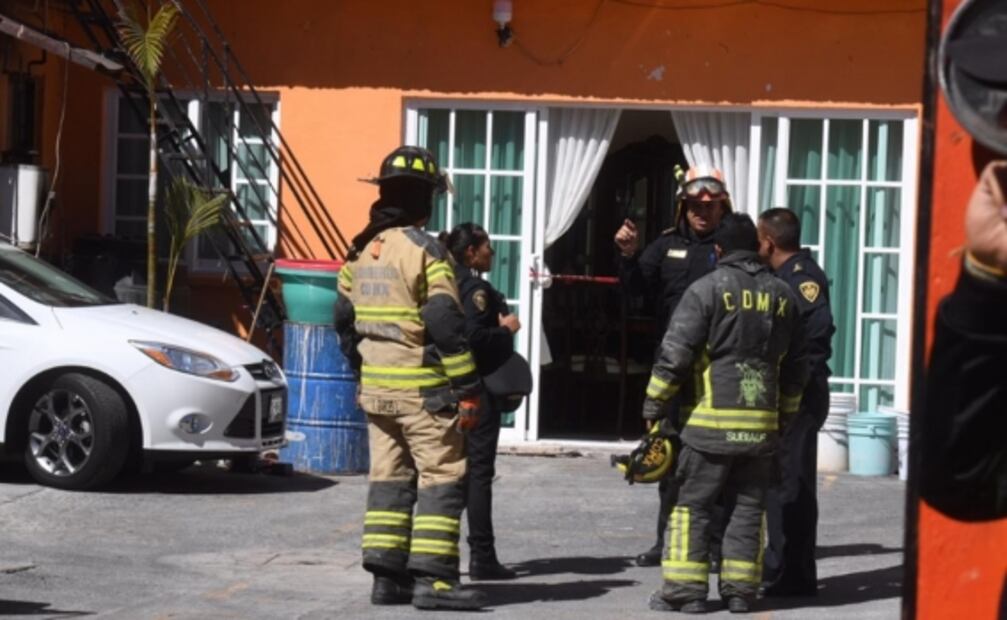 Rescatan a bebé atorada entre paredes en Iztacalco