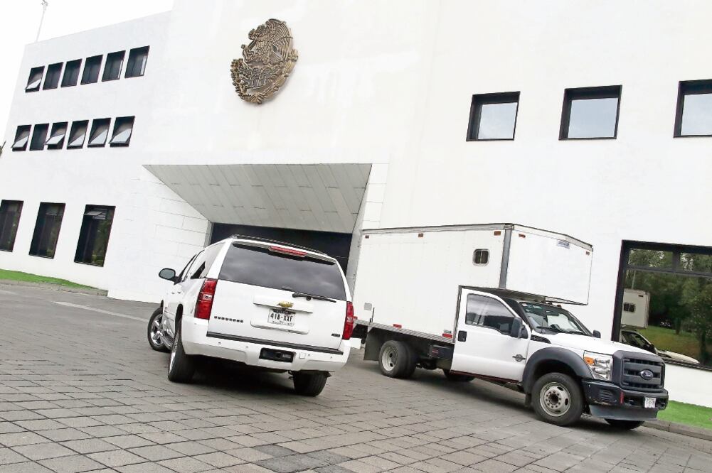 El jueves pasado, en Los Pinos todavía había movimiento de mudanzas. (LUIS CORTÉS. EL UNIVERSAL)