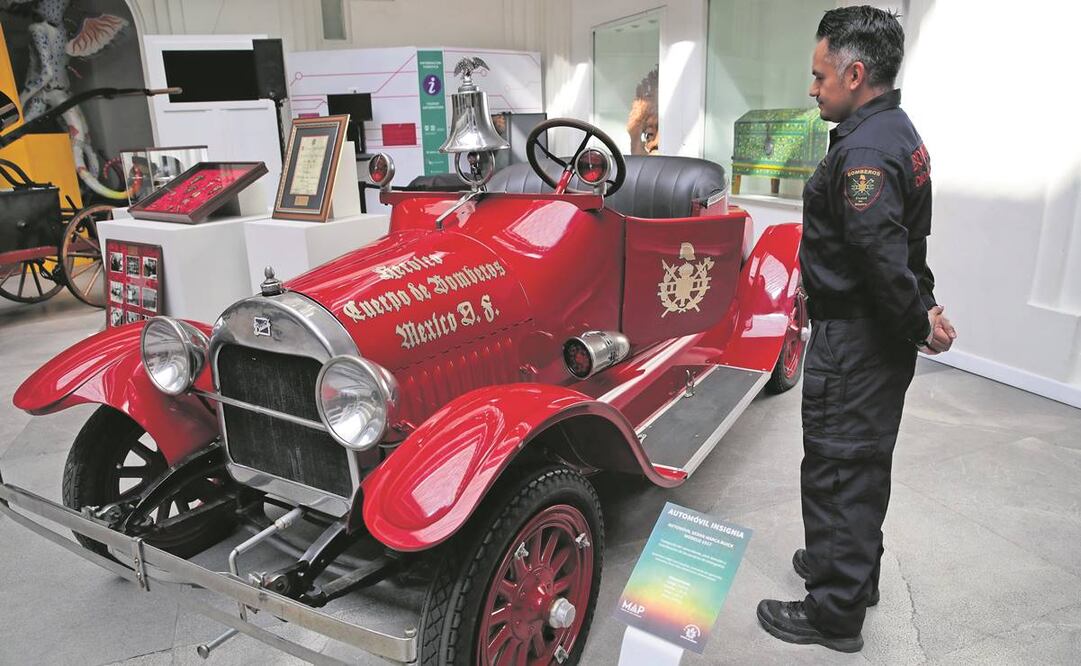 En el Museo de Arte Popular se exhiben vehículos antiguos y equipo usado por los bomberos. Foto: Fernanda Rojas/ EL UNIVERSAL