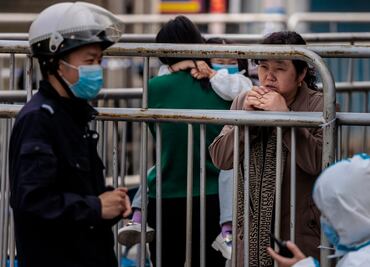 Para frenar contagios, separan en Shanghái a niños con Covid-19 de sus padres