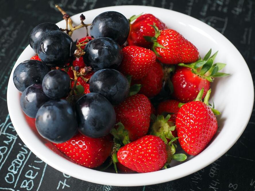 Las fresas y los duraznos son alimentos bajos en grasas. /Fotos: Pixabay