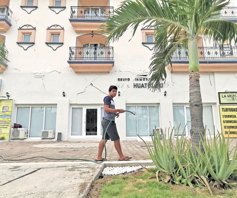 Protección Civil informó que hoteles de Huatulco presentan grietas y fracturas en fachadas, pero no daño estructural después del sismo. EDWIN HERNÁNDEZ. EL UNIVERSAL