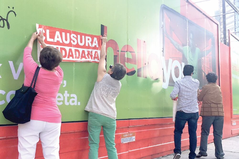 Los vecinos de la obra realizaron, hace un mes, una clausura simbólica para externar su rechazo a la megaconstrucción en el lugar. Foto: ARCHIVO EL UNIVERSAL