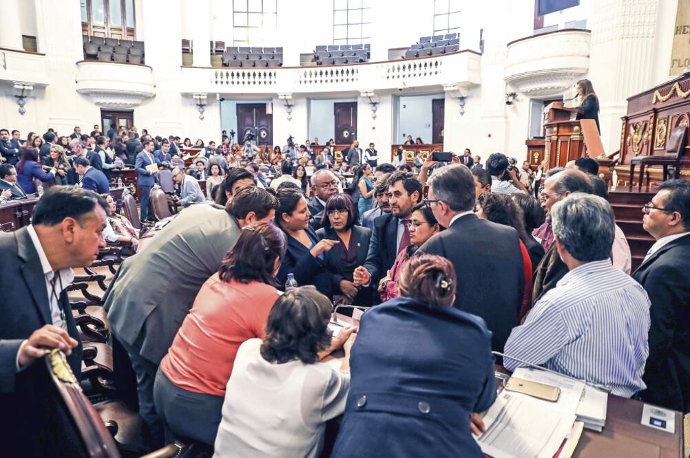 Diputados locales de Morena en cónclave durante la sesión extraordinaria de la Asamblea Legislativa para definir estrategia y tumbar la discusión de las reformas de Desarrollo Urbano que impulsaba el PRD, PRI y PAN (GERMÁN ESPINOSA. EL UNIVERSAL)