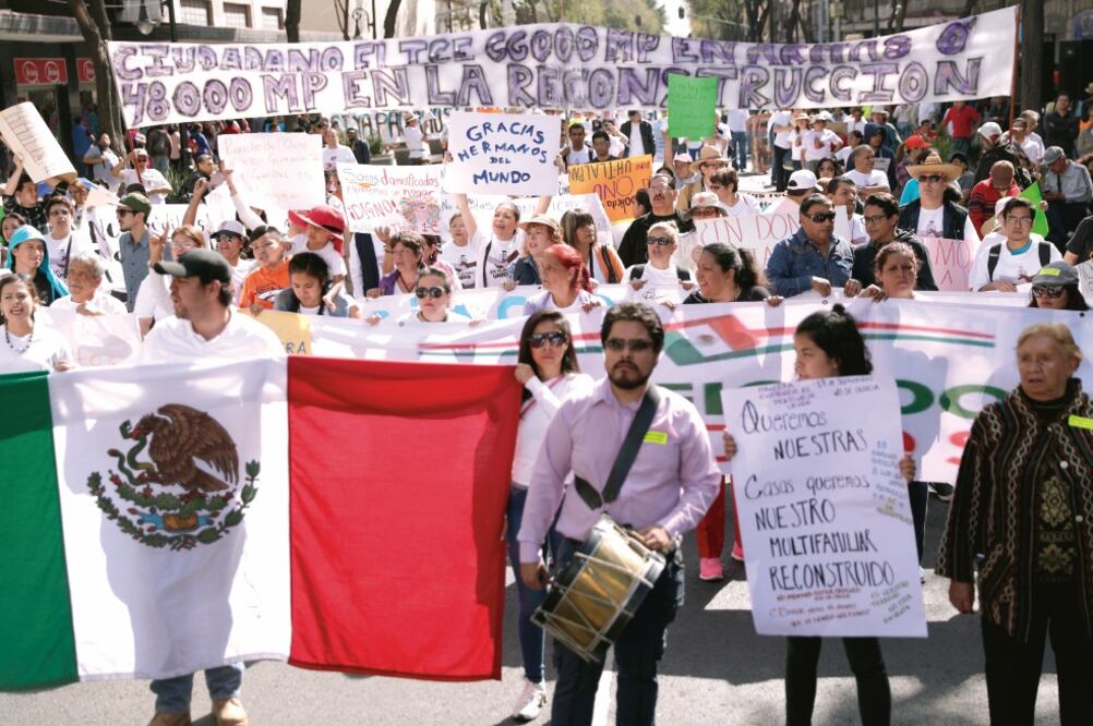 Durante la manifestación, los protestantes lanzaron consignas contra las autoridades, se pronunciaron contra el plan propuesto por el Gobierno capitalino y aseguran que sólo han recibido ayuda de la sociedad (IVÁN STEPHENS. EL UNIVERSAL)