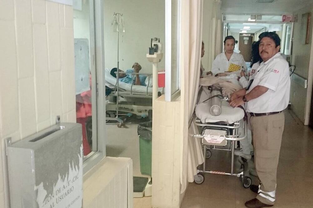 Los médicos se ven obligados a atender a los niños en los pasillos; lo que deja un espacio de menos de un metro por donde caminan doctores y enfermeras, así como los pacientes con aparatos donde cuelgan su bolsa de suero (CORTESÍA)