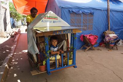 Artista y su hijo recorren Juchitán con albergue "móvil”