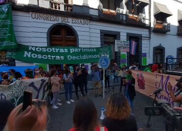 Protestan a favor y en contra del aborto en Puebla