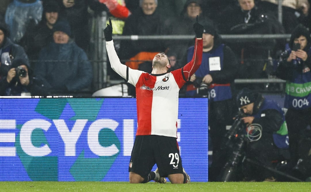 Santiago Giménez recibe emotiva despedida del Feyenoord - Foto: EFE