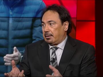 Hugo Sánchez levanta la mano para dirigir a la Selección Mexicana o al Cruz Azul