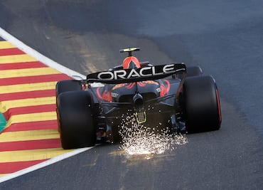 Checo Pérez abandona la carrera Sprint tras toque con Hamilton