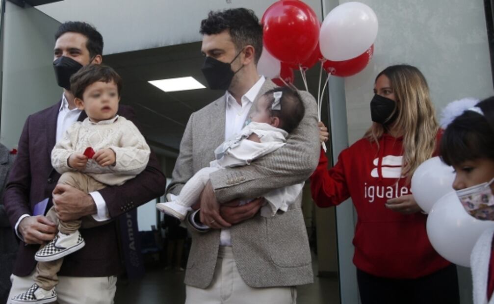 "Gracias Jaime por elegirme": Chile celebra primeros matrimonios igualitarios 