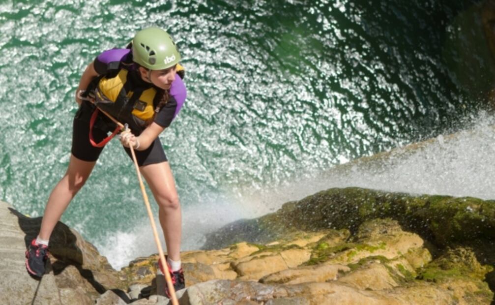 Nuevo León: pozas azules, montañas y toboganes naturales en una ruta de aventura