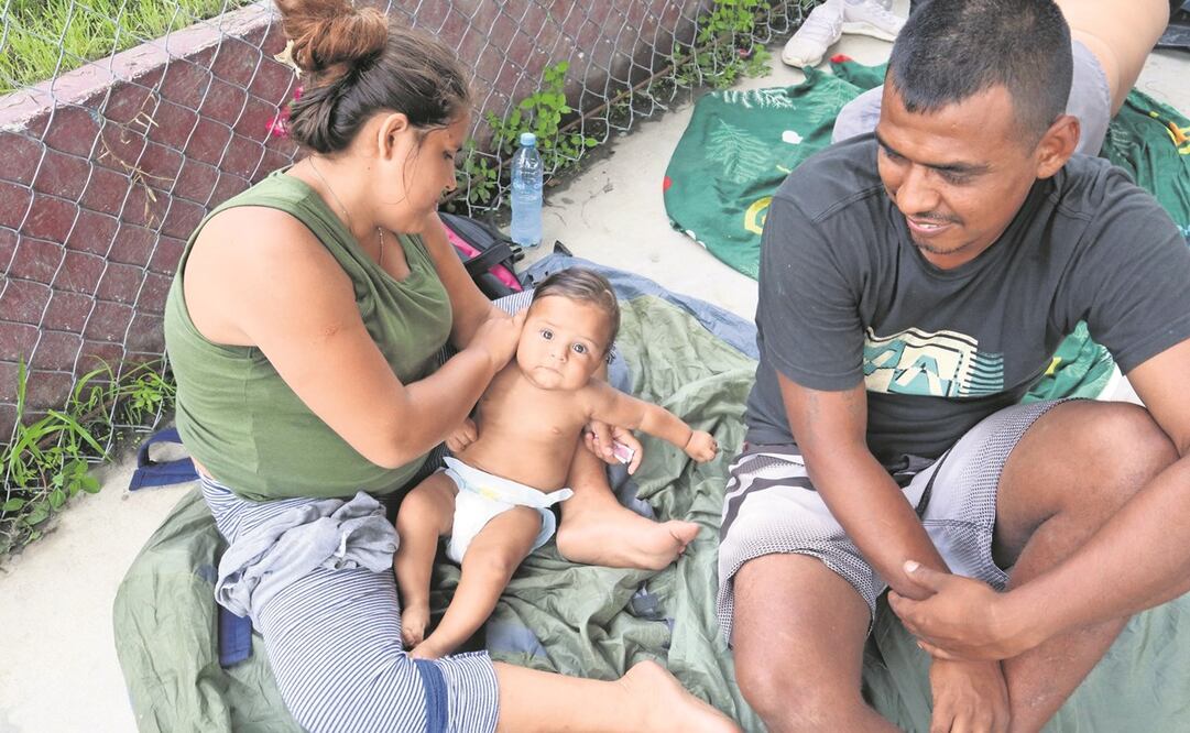 Johnatan abandonó su natal Maracaibo, Venezuela, junto a su esposa Analianza y el pequeño José de nueve meses de nacido. Foto: María de Jesús Peters/ EL UNIVERSAL.