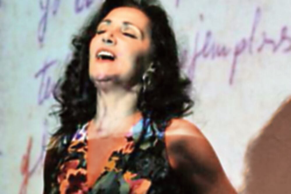 Beatriz es bailarina, actriz, cantante, productora y escritora. Actuó en la serie Amor sin reserva (ESPECIAL)