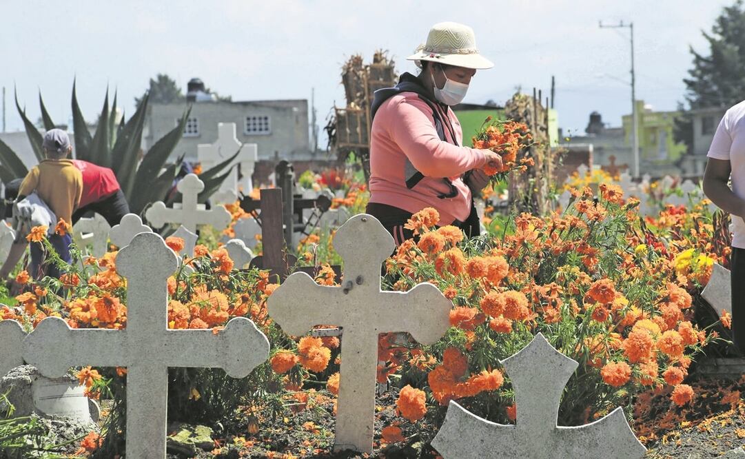 Los principales riesgos el 1 y 2 de noviembre son acudir a panteones y reuniones familiares. Foto: Archivo. El Universal