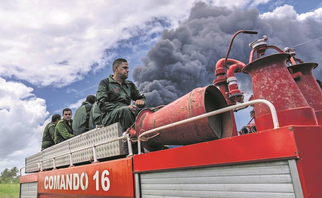 Los bomberos se desplazan en un camión dentro de la base de superpetroleros de Matanzas para sofocar el incendio. Foto: Ramon Espinosa. AP