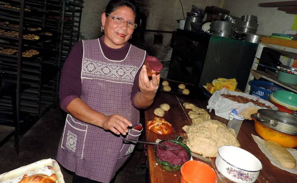Belén Concepción Urbán Cortés, panadera de Tultepec, Estado de México preparando pan de muerto tradicional. Foto: Juan Manuel Barrera.