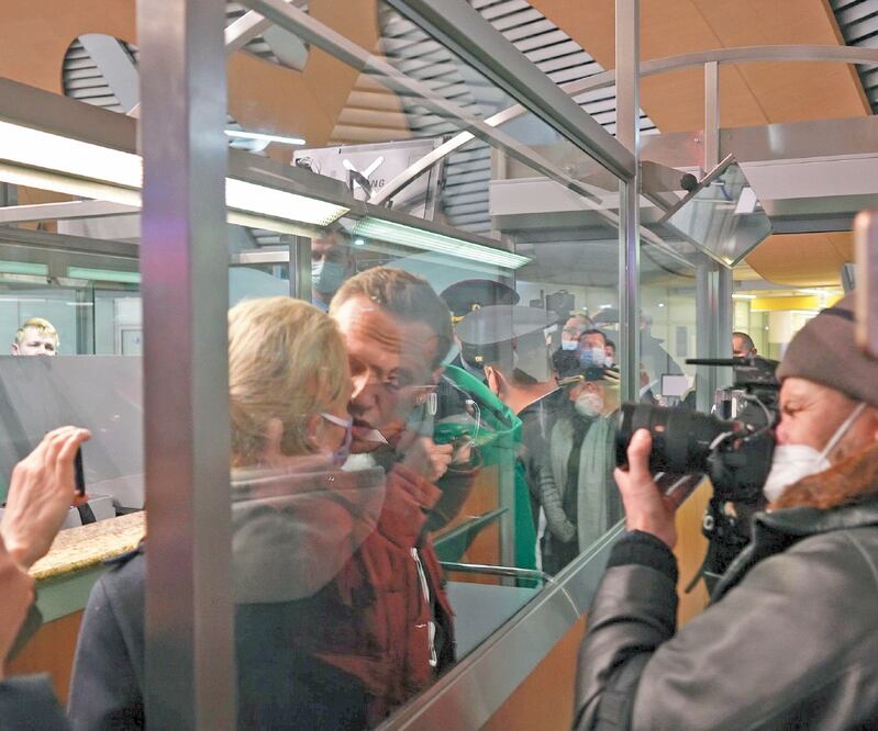 Alexei Navalni y su esposa Yulia, al momento de la detención. MSTYSLAV CHERNOV. AP