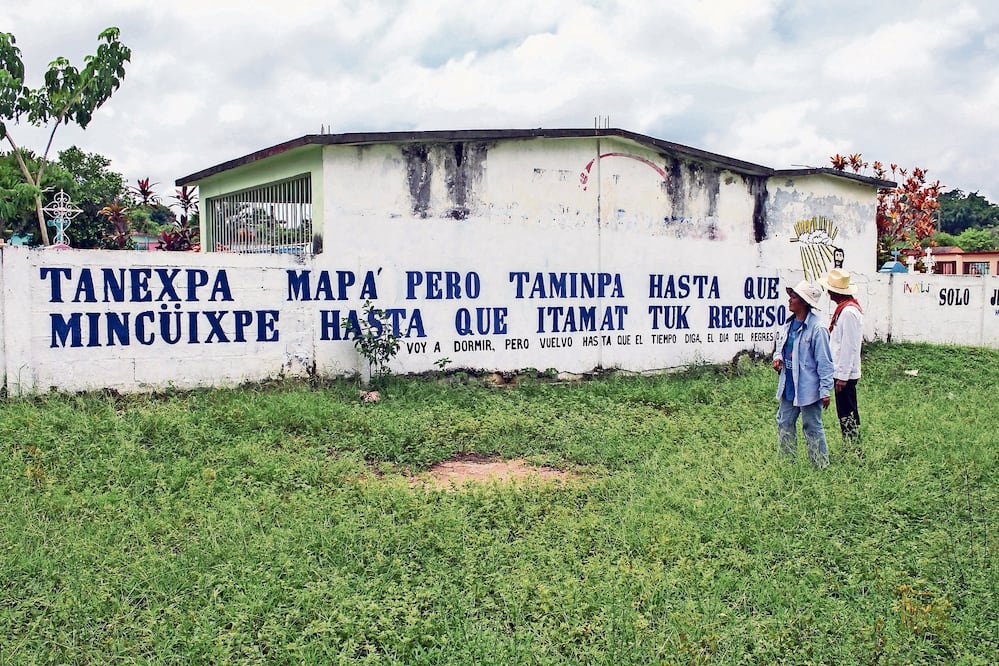 Especialistas afirman que cuando se deja de hablar una lengua originaria se pierde parte del patrimonio cultural de México. En la imagen, una frase en oluteco, lengua que se habla en Veracruz y que está en riesgo de extinguirse (GERMÁN GARCÍA)