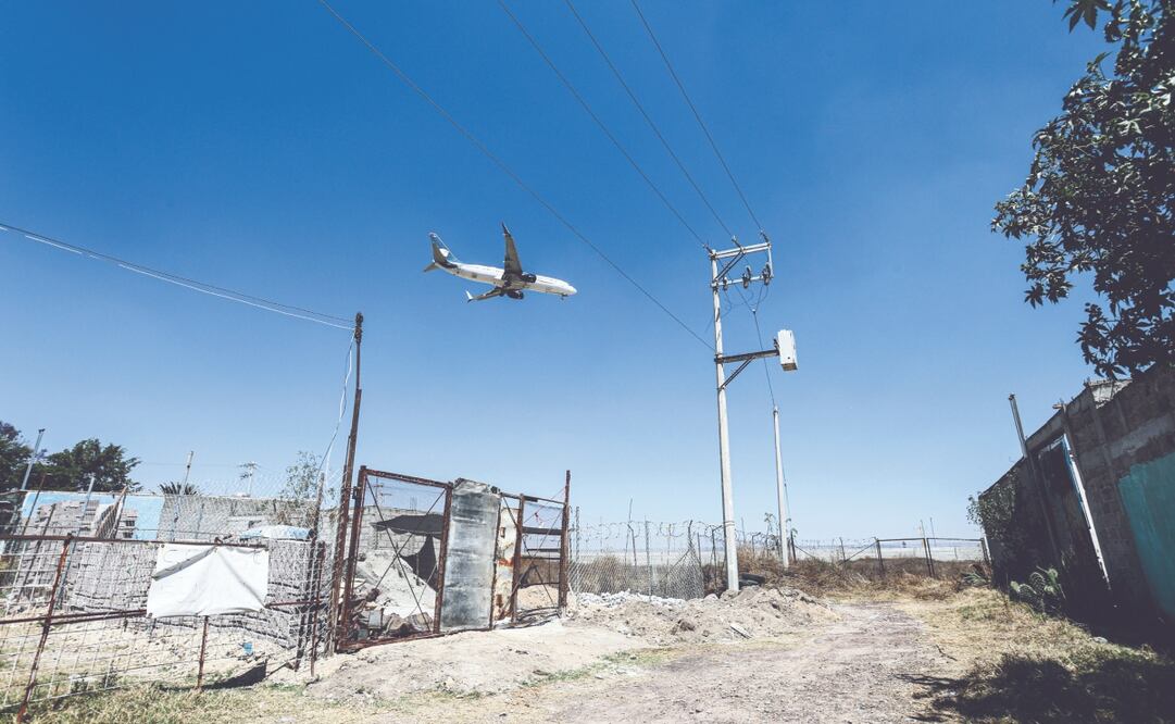 A tres años de la inauguración del aeropuerto, habitantes de Nextlalpan, Zumpango y Tultepec expresan la falta de atención de las autoridades en materia de movilidad, transporte público, turismo y seguridad, promesas de mejora que no se han cumplido. Foto: de Gabriel Pano. El Universal