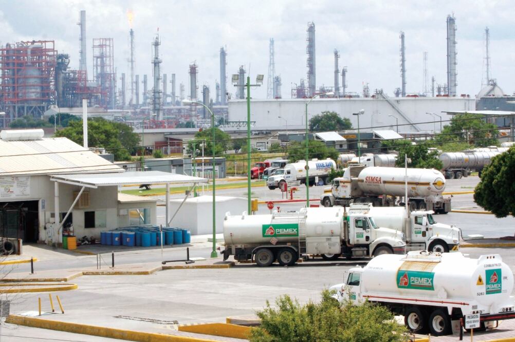 Pemex informó que la mayor cantidad de sus ingresos se reciben en dólares, tanto por exportaciones petroleras como por el que sus ventas domésticas se calculan con base en los precios internacionales de la divisa verde (ARCHIVO EL UNIVERSAL)