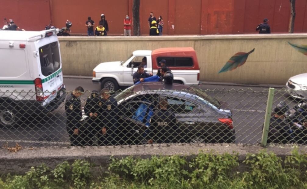 Sicarios en motocicleta asesinan a automovilista sobre avenida Tlalpan