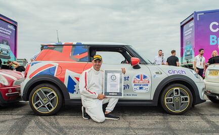 Video: Récord Guinness por estacionarse en un espacio muy pequeño