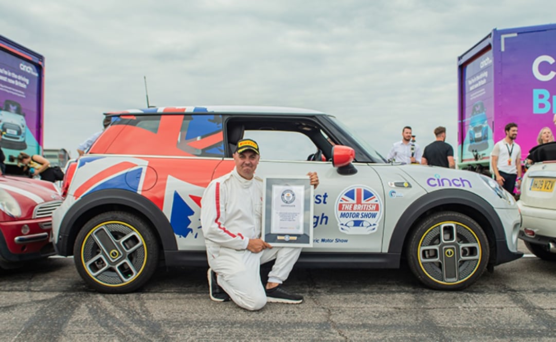Este hombre logró la maniobra con un Mini Cooper. Imagen: Récord Guinness