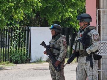 Asesinan a vendedor afuera de escuela primaria de Sinaloa; hombres en motocicleta le dispararon siete veces
