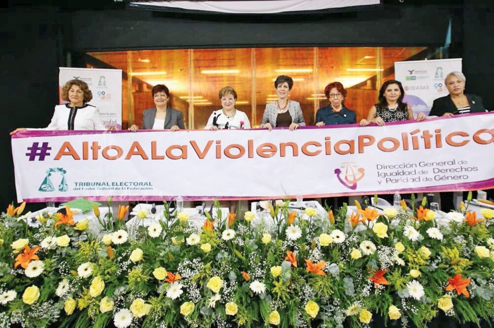 La presidenta del TEPJF, Janine Otálora Malassis (cuarta de derecha a izquierda), asistió a un foro de paridad de género (ESPECIAL)
