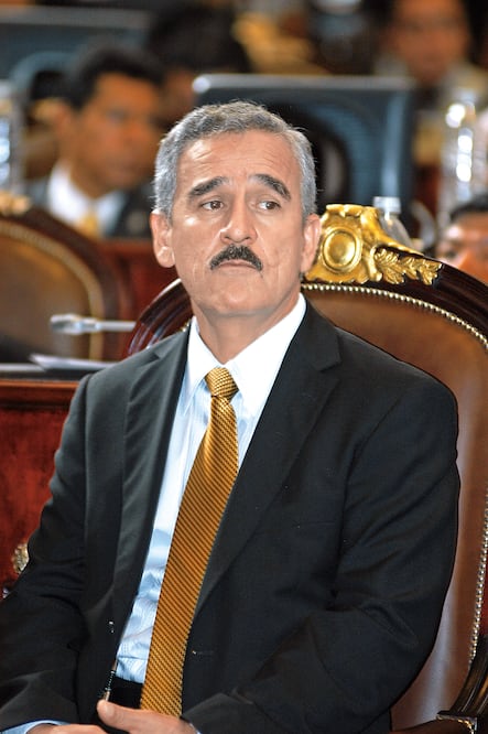 Diputado cede curul a su hijo