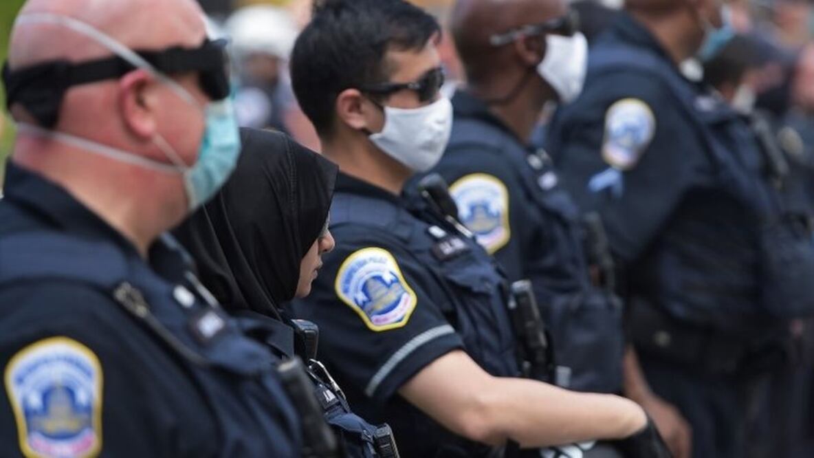 Han surgido ideas para reformar los cuerpos de policía, como desviar dinero y tareas para financiar la salud mental y el trabajo social. Foto: Getty Images