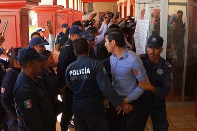 Policías en paro retienen a 4 individuos armados en Oaxaca