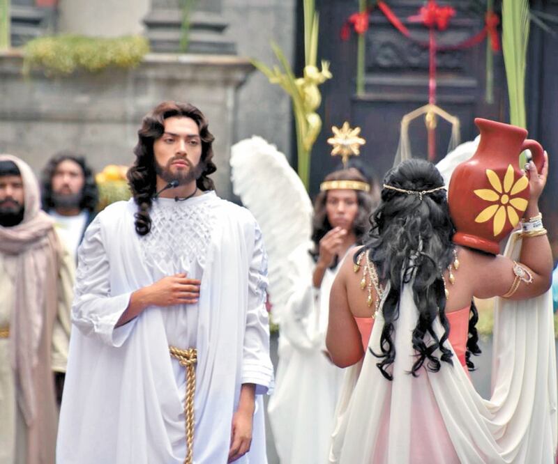 La 177 representación de la Semana Santa en Iztapalapa se lleva a cabo en plena contingencia por la pandemia del coronavirus, por ello, los actores en vez de recorrer las calles de los ocho barrios de la alcaldía se mantienen en el atrio de la Catedral d