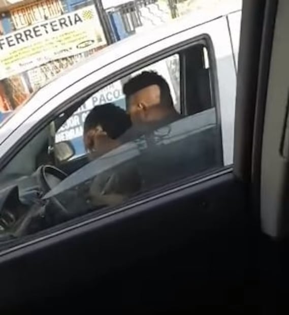 Exhiben a sujeto agrediendo a mujer dentro de un auto en NL; ya fue detenido