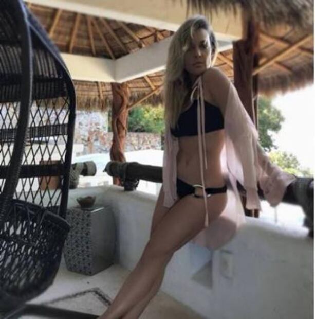 Fey comparte sexy fotografía con poca ropa