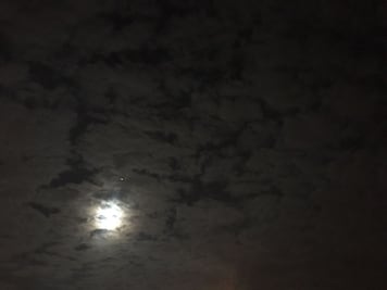Disfrutan mexicanos de superluna pese a nubes