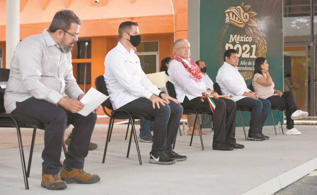 El presidente López Obrador, junto al gober- nador de Oaxa- ca, Alejandro Murat, en San Vicente Coatlán. Foto: Presidencia.