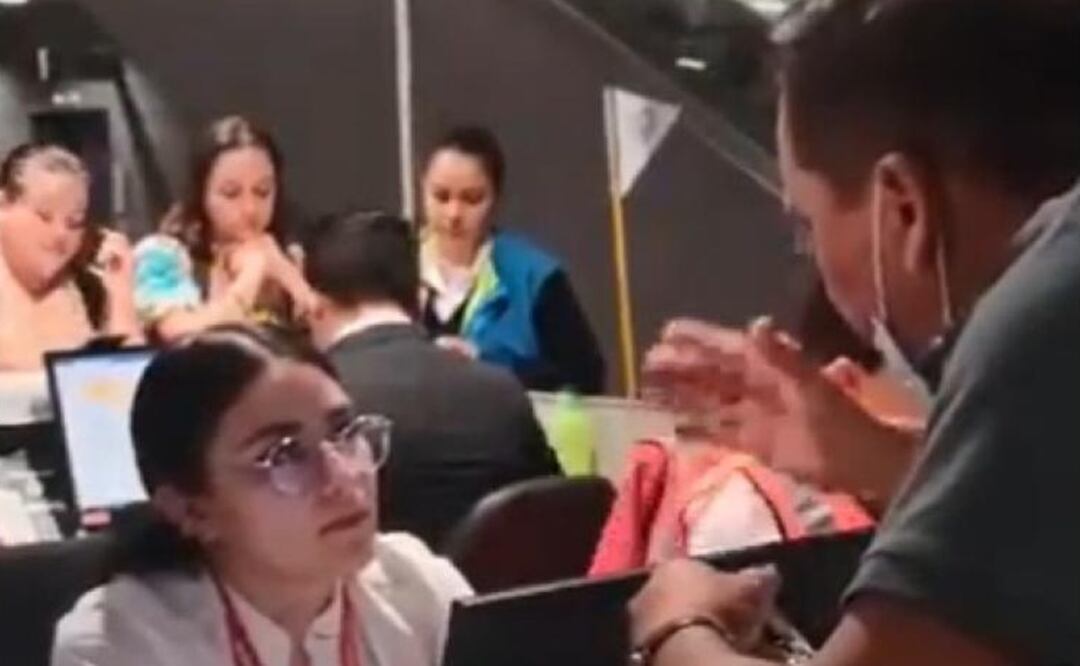 La respuesta de la empleada de la aerolínea causa indignación en redes sociales. Foto: Tomada del video