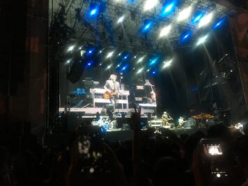 Aunque le apaguen la luz, Fito Páez canta