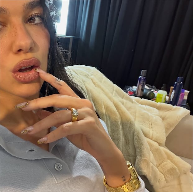 El anillo de compromiso de Dua Lipa. Foto: Instagram @dualipa