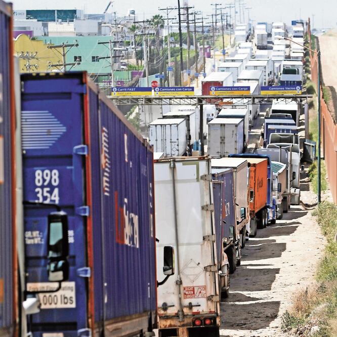 La reubicación de agentes de aduanas ocasiona retraso en los tiempos para cruzar productos en la frontera. Camiones de carga esperan de cuatro a siete horas. JORGE DUENES. REUTERS
